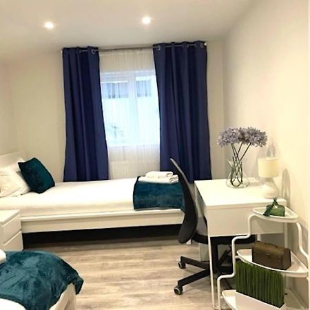 2 Bedroom Serviced Apartment # Лондон Экстерьер фото