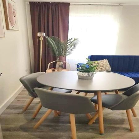 2 Bedroom Serviced Apartment # Лондон Экстерьер фото