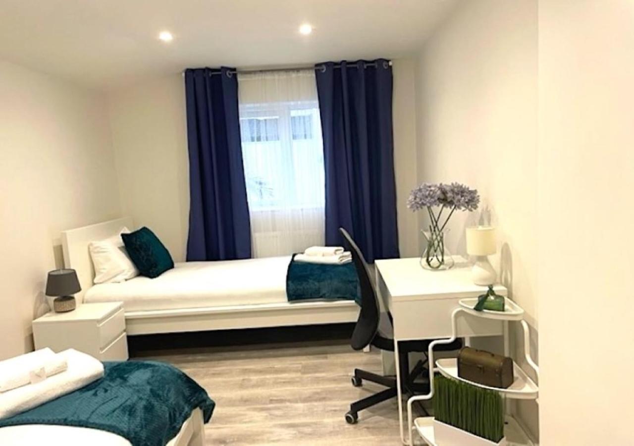 2 Bedroom Serviced Apartment # Лондон Экстерьер фото