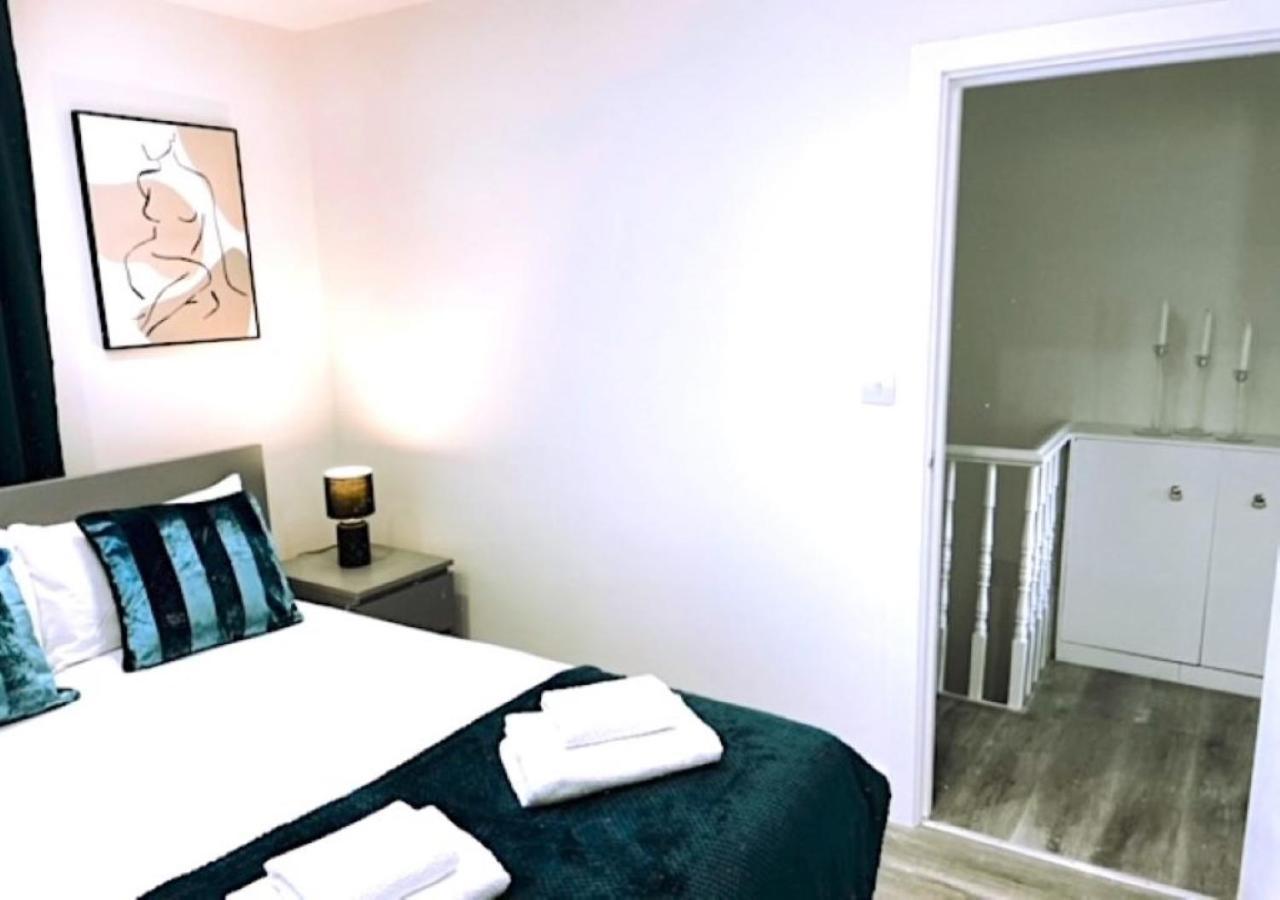2 Bedroom Serviced Apartment # Лондон Экстерьер фото